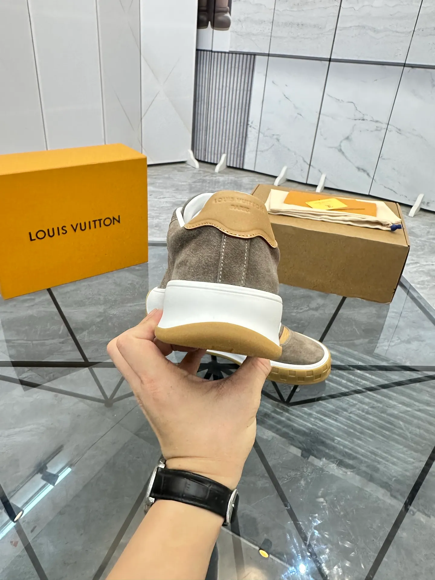 Men's shoes for sale 💰: 💰P660¥ Top quality Comes with airplane case Product trademark: LV* "Louis Vuitton*" low-top casual shoes Regular size: 35-44 (can be customized to 45) Couple style Product materials: imported nubuck leather upper, sheepskin lining, original outsole. Number: 819